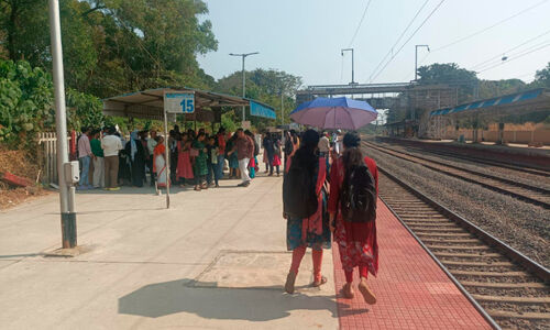 മേൽക്കൂരയില്ലാതെ കുമ്പള റെയിൽവേ സ്റ്റേഷൻ മേൽക്കൂരയില്ലാതെ കുമ്പള റെയിൽവേ സ്റ്റേഷൻ