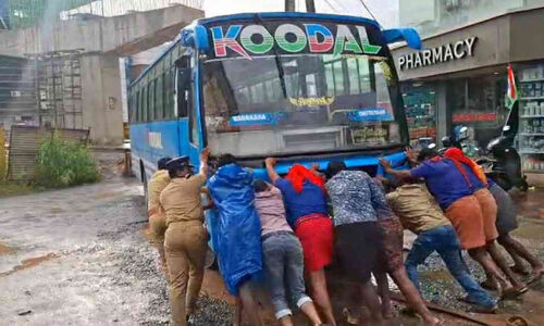 ദുരിതപാത; ആക്സിൽ ഒടിഞ്ഞ് വാഹനങ്ങൾ കട്ടപ്പുറത്താവുന്നു