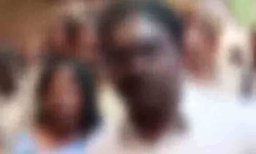 വണ്ടിപ്പെരിയാർ പെൺകുട്ടിയുടെ പിതാവിനും മുത്തച്ഛനും കുത്തേറ്റു