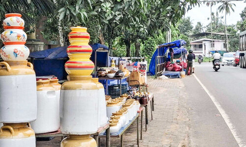 കാൽനട യാത്രികർ പുറത്ത്; കച്ചവടക്കാർ അകത്ത്; പാതയോരം ‘പിടിച്ചെടുത്ത്’ കച്ചവടം കാൽനട യാത്രികർ പുറത്ത്; കച്ചവടക്കാർ അകത്ത്; പാതയോരം ‘പിടിച്ചെടുത്ത്’ കച്ചവടം