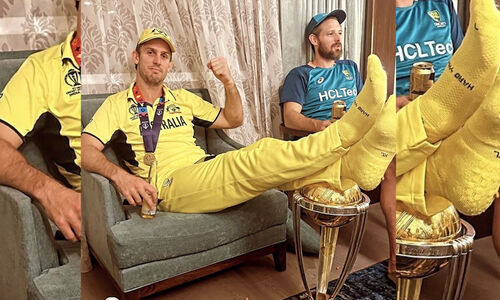 ‘അൽപം ബഹുമാനമാവാം’; ലോകകപ്പിനുമുകളിൽ കാൽകയറ്റിവെച്ച മിച്ചൽ മാർഷിനെ വിമർശിച്ച് നെറ്റിസൺസ്