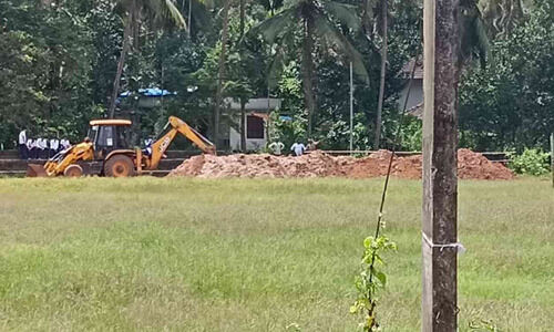 സ്കൂ​ൾ ഗ്രൗ​ണ്ടി​ൽ കെ​ട്ടി​ട​നി​ർ​മാ​ണം; ഹൈ​കോ​ട​തി​യു​ടെ സ്റ്റേ ​ഉ​ത്ത​ര​വ് ലം​ഘി​ച്ച​താ​യി പ​രാ​തി