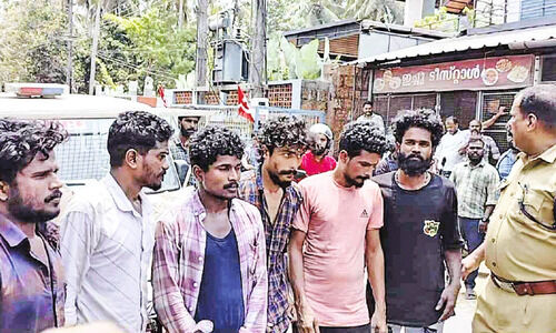 വെളിയങ്കോട് പഴഞ്ഞിയിൽ വൻ കഞ്ചാവ് വേട്ട വെളിയങ്കോട് പഴഞ്ഞിയിൽ വൻ കഞ്ചാവ് വേട്ട