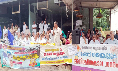 നരിക്കുനി ബീവറേജ് ഔട്ട് ലെറ്റ് സമരം 31 നാൾ പിന്നിട്ടു നരിക്കുനി ബീവറേജ് ഔട്ട് ലെറ്റ് സമരം 31 നാൾ പിന്നിട്ടു