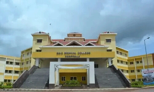 ശുചീകരണമില്ല; പാരിപ്പള്ളി മെഡിക്കൽ കോളജിൽ മാലിന്യദുരിതം ശുചീകരണമില്ല; പാരിപ്പള്ളി മെഡിക്കൽ കോളജിൽ മാലിന്യദുരിതം