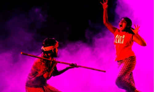 നാടൊട്ടുക്കു കളിക്കുന്ന   നാടകം