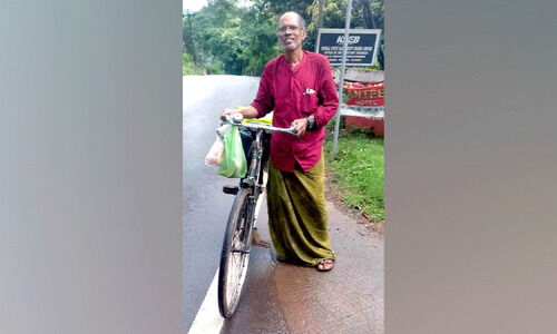 പത്രമെത്തിക്കാൻ 62ലും സൈക്കിൾ ചവിട്ടി ‘മാധ്യമം ആലിക്കുട്ടി’ പത്രമെത്തിക്കാൻ 62ലും സൈക്കിൾ ചവിട്ടി ‘മാധ്യമം ആലിക്കുട്ടി’