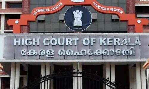 വിദ്യാർഥിനിയുടെ പരാതി പരിഹരിക്കണമെന്ന് കോടതി; സമിതിയിൽ നിന്ന് ഡീനിനെ പുറത്താക്കി വാഴ്സിറ്റി