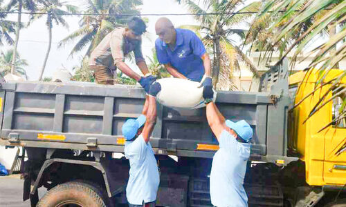 92 ചാക്ക് പ്ലാസ്റ്റിക് പെല്ലറ്റുകൾ അഴീക്കൽ തീരത്തടിഞ്ഞു