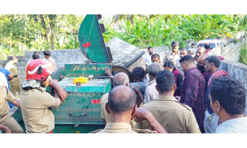 കോൺക്രീറ്റ് മിക്സറിനുള്ളിൽ കുടുങ്ങി യുവാവിന്റ കൈ അറ്റു