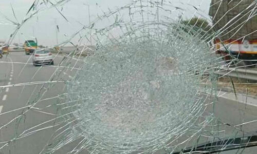 ശബരിമല തീർഥാടകരുടെ ബസിനു നേരെ കല്ലേറ്; കല്ലെറിഞ്ഞത് ബൈക്കിലെത്തിയവർ