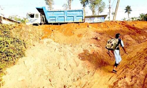 ചു​ള്ളി​യോ​ട്-കു​റു​ക്ക​ൻ​കു​ന്ന് ലി​ങ്ക് റോ​ഡ് അ​ട​ച്ചു; നാ​ട്ടു​കാ​ർ ദു​രി​ത​ത്തി​ൽ