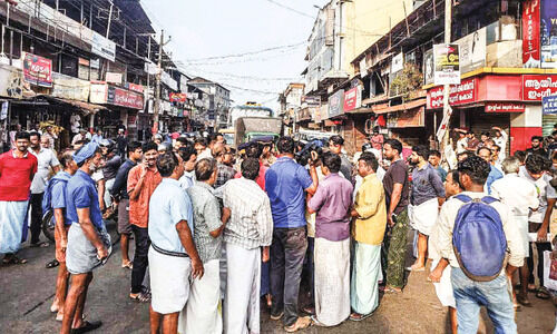 എടവണ്ണപ്പാറ ജങ്ഷനിലെ അപകട മരണം; നാട്ടുകാർ റോഡ് ഉപരോധിച്ചു എടവണ്ണപ്പാറ ജങ്ഷനിലെ അപകട മരണം; നാട്ടുകാർ റോഡ് ഉപരോധിച്ചു