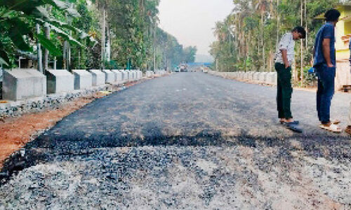 കൂളിമാട് പാലം ടാറിങ് പൂർത്തിയായി; അപ്രോച്ച് റോഡ് പൂർത്തീകരണം ആശങ്കയിൽ കൂളിമാട് പാലം ടാറിങ് പൂർത്തിയായി; അപ്രോച്ച് റോഡ് പൂർത്തീകരണം ആശങ്കയിൽ