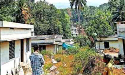 സർക്കാർ ഫണ്ട് നിലച്ചു; നിർമാണം പാതിവഴിയിലായി 14 ആദിവാസി കുടുംബങ്ങളുടെ വീട്