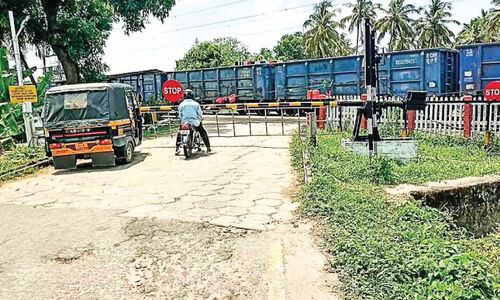കാ​ത്തി​രു​ന്ന് മ​ടു​ത്തു; എ​ന്നു​വ​രും മ​ങ്ക​ര കാ​ളി​കാ​വ് റെ​യി​ൽ​വേ മേ​ൽ​പാ​ലം?