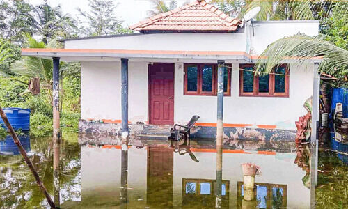 വേലിയേറ്റം ശക്തം; തീരമേഖലയിൽ വീടുകൾ വെള്ളത്തിൽ