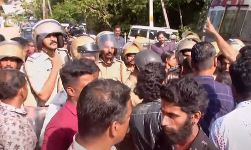 അമ്മയും നവജാതശിശുവും മരിച്ച സംഭവം: അത്തോളി മലബാർ മെഡിക്കൽ കോളേജിലേക്ക് മൃതദേഹവുമായി പ്രതിഷേധ മാർച്ച് അമ്മയും നവജാതശിശുവും മരിച്ച സംഭവം: അത്തോളി മലബാർ മെഡിക്കൽ കോളേജിലേക്ക് മൃതദേഹവുമായി പ്രതിഷേധ മാർച്ച്