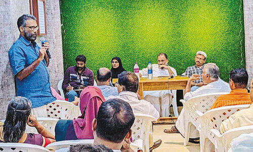 എടവണ്ണപ്പാറ ടൗണിലെ കൈയേറ്റം; ഒരാഴ്ചക്കുള്ളിൽ പൊളിച്ചുനീക്കാൻ തീരുമാനം എടവണ്ണപ്പാറ ടൗണിലെ കൈയേറ്റം; ഒരാഴ്ചക്കുള്ളിൽ പൊളിച്ചുനീക്കാൻ തീരുമാനം