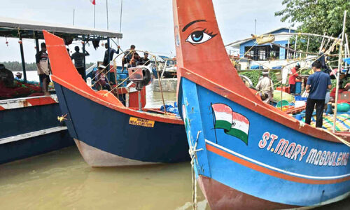 അനധികൃത മത്സ്യബന്ധനം നടത്തിയ വഞ്ചികള്‍ പിടികൂടി