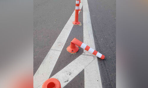 സ്ഥാ​പി​ച്ച് മ​ണി​ക്കൂ​റു​ക​ൾ മാ​ത്രം; ആ​റു​വ​രി​പ്പാ​ത​യി​ലെ സു​ര​ക്ഷ   ക്ര​മീ​ക​ര​ണം ത​ക​ർ​ന്ന നി​ല​യി​ൽ