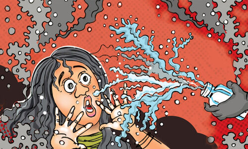 ഭാ​ര്യ​ക്കും മ​ക​നും നേ​രെ ആസിഡ് ആക്രമണം; പി​താ​വ് പിടിയിൽ