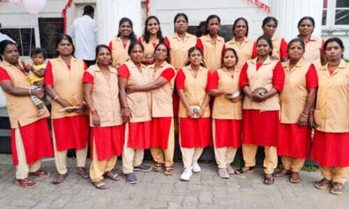 ചെണ്ടമേളത്തിന്റെ വഴക്കവുമായി വനിതകൾ