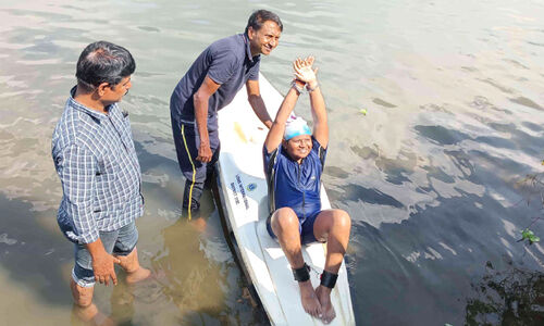 കായൽ നീന്തിക്കയറി ഏഴാംക്ലാസുകാരൻ കായൽ നീന്തിക്കയറി ഏഴാംക്ലാസുകാരൻ