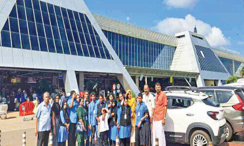 അവർ കൺനിറയെ കണ്ടു, വിമാനത്താവളം അവർ കൺനിറയെ കണ്ടു, വിമാനത്താവളം