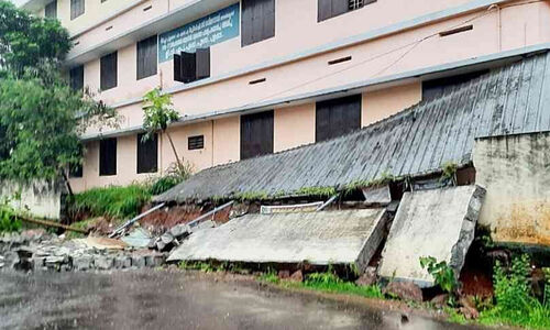 മഴയിൽ സ്കൂൾ മതിൽ ഇടിഞ്ഞുവീണു