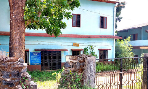 അ​പ​ക​ട​ക്കെ​ണി​യൊ​രു​ക്കി വി​ദ്യാ​ല​യ​ങ്ങ​ളി​ലെ പ​ഴ​യ കെ​ട്ടി​ട​ങ്ങ​ൾ