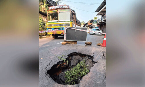 കൽപകഞ്ചേരിയിൽ കുടിവെള്ള പൈപ്പ് ലൈൻ പൊട്ടി; നടുറോഡിൽ വൻ ഗർത്തം