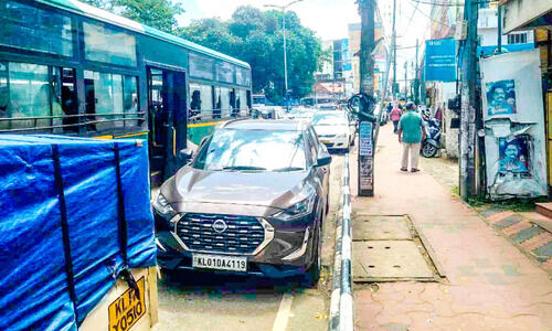 അനധികൃത വാഹനപാര്‍ക്കിങ്​; വീര്‍പ്പുമുട്ടി ആയുര്‍വേദ കോളജ് ജങ്​ഷന്‍