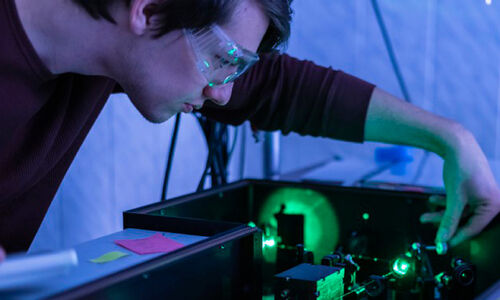 പ്ര​കാ​ശ​ത്തെ പ​ഠി​ച്ച്  തൊ​ഴി​ലു​റ​പ്പാ​ക്കാം