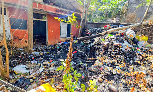 അലിന്ഡ് ഫാക്ടറി വളപ്പിൽ മാലിന്യക്കൂമ്പാരം അലിന്ഡ് ഫാക്ടറി വളപ്പിൽ മാലിന്യക്കൂമ്പാരം