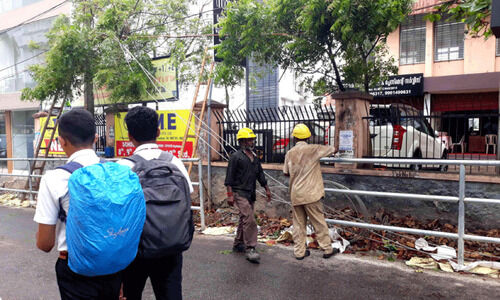 സഞ്ചാരസ്വാതന്ത്ര്യം തടസ്സപ്പെടുത്തി വൈദ്യുതി ലൈൻ പണി