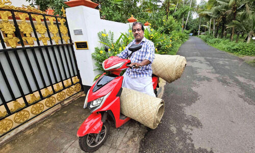 ത​ഴ​പ്പാ​യ​യി​ൽ ജീ​വി​തം നെ​യ്തെ​ടു​ത്ത് അ​ശോ​ക​ൻ