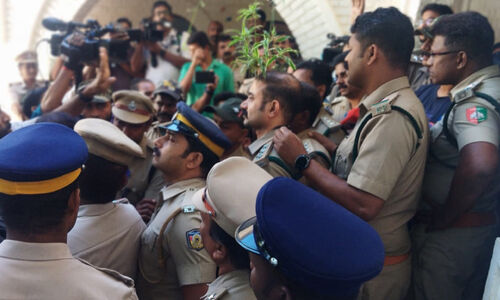 യു​വ​തി​യെ ക​ടു​വ കൊ​ന്നു​തി​ന്ന സം​ഭ​വം: അ​ണ​പൊ​ട്ടി പ്ര​തി​ഷേ​ധം; വ​നം മേ​ധാ​വി​ക​ളെ ത​ട​ഞ്ഞ് നാ​ട്ടു​കാ​ർ