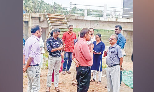 നിർമാണത്തിൽ അപാകത; വെങ്ങാട് മൂതിക്കയം റെഗുലേറ്റർ കം ബ്രിഡ്ജ് വിദഗ്ധ സംഘം സന്ദർശിച്ചു നിർമാണത്തിൽ അപാകത; വെങ്ങാട് മൂതിക്കയം റെഗുലേറ്റർ കം ബ്രിഡ്ജ് വിദഗ്ധ സംഘം സന്ദർശിച്ചു