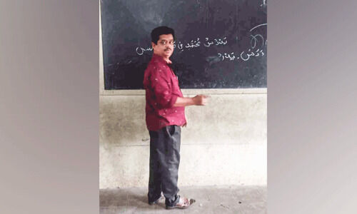 പ​ഠ​നം ത​ന്നെ ജീ​വി​തം; ബി​രു​ദ​ങ്ങ​ളു​ടെ തോ​ഴ​നാ​യി അ​തീ​ഖ് റ​ഹ്മാ​ൻ