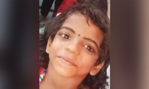 രണ്ടാഴ്ച മുമ്പ് പിതാവ് മരിച്ചു; രാവിലെ മുതൽ വീട് അടഞ്ഞ നിലയിൽ, രാത്രിയോടെ നാട്ടുകാർ പരിശോധിച്ചപ്പോൾ കണ്ടത് കൂട്ട ആത്മഹത്യാശ്രമം; ആറുവയസ്സുകാരിക്ക് ദാരുണാന്ത്യം