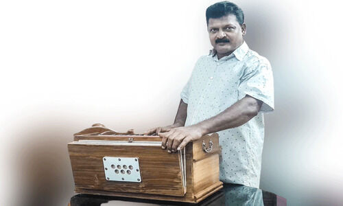 ഹരികുമാർ ഹാർമോണിയം നിർമാണത്തിലാണ്