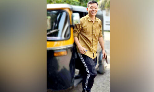 മ​ല​യാ​ളി പൊ​ളി​യാ​ണെ​ന്ന് ഓ​ട്ടോ ഡ്രൈ​വ​റാ​യ ഇം​ഗ്ലീ​ഷ് അ​ധ്യാ​പ​ക​ൻ;അ​ധ്യാ​പ​ന​ത്തോ​ടൊ​പ്പം ഓ​ട്ട​മോ​ടു​ന്ന​ത് കോ​ട്ട​ക്ക​ലി​ൽ