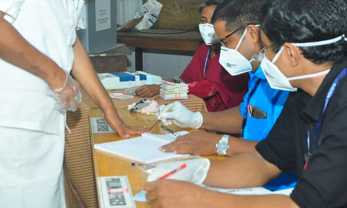 രാത്രി ഉറങ്ങാൻ കഴിഞ്ഞില്ല, പോളിങ് ഡ്യൂട്ടി ബഹിഷ്കരിക്കുമെന്ന്​ ഉദ്യോഗസ്ഥ; അ​റ​സ്​​റ്റ്​ ചെ​യ്യുമെ​ന്ന്​ പ​റ​ഞ്ഞ​തോ​ടെ വഴങ്ങി