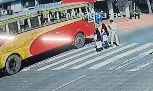 സീബ്രാ ലൈനും പൊലീസ് സിഗ്നലും അവഗണിച്ച് പാഞ്ഞെത്തി കെ.എസ്.ആർ.ടി.സി; വിദ്യാർഥികൾ രക്ഷപ്പെട്ടത് തലനാരിഴക്ക്