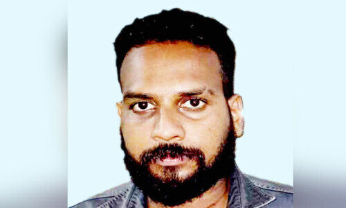 എ​ട​ത്തി​രു​ത്തി​യി​ൽ ര​ണ്ടു​പേ​രെ കു​ത്തി പ​രി​ക്കേ​ൽ​പ്പി​ച്ച കേ​സി​ലെ പ്ര​തി പി​ടി​യി​ൽ