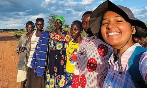 ‘ആദ്യം അവർ എന്നെ അപരിചിതയെപോലെ നോക്കും. അഞ്ചു മിനിറ്റിനുള്ളിൽ കെട്ടിപ്പിടിക്കുകയും ഉമ്മ വെക്കുകയും ചെയ്യും’