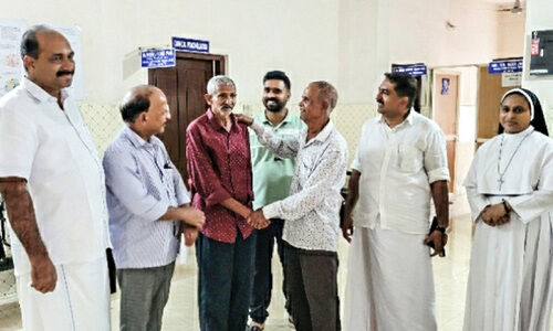 നാട്ടുകാർ തുണയായി, അശോക് രാജാറാം ജന്മനാട്ടിലേക്ക്... നാട്ടുകാർ തുണയായി, അശോക് രാജാറാം ജന്മനാട്ടിലേക്ക്...