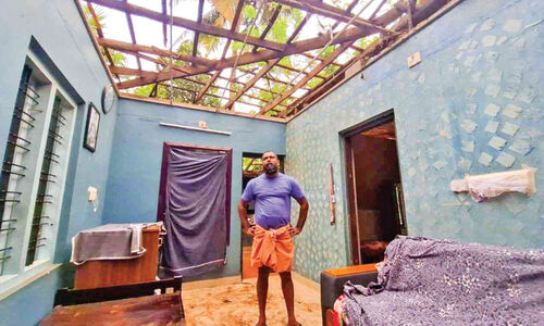 തകർന്ന മേൽക്കൂരക്ക് താഴെ ഉറക്കം നഷ്ടപ്പെട്ട് കുടുംബം തകർന്ന മേൽക്കൂരക്ക് താഴെ ഉറക്കം നഷ്ടപ്പെട്ട് കുടുംബം