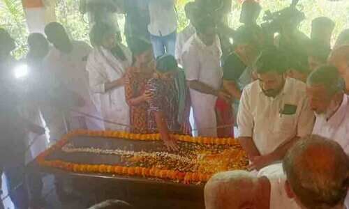 അവർക്കരികിൽ അമ്മമാർ വീണ്ടും വിങ്ങിപ്പൊട്ടി...